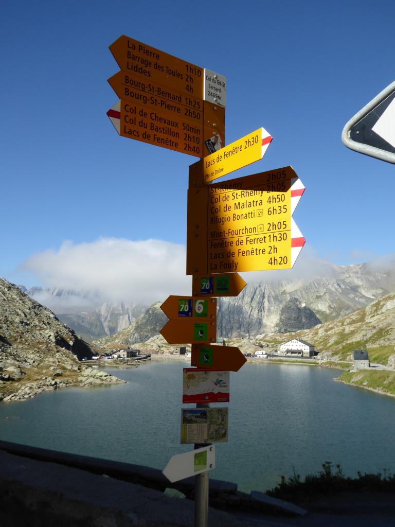 der-wegweiser-auf-der-passhoehe-zeigt-auch-unser-heutigen-gipfelziel-den-mont-fourchon