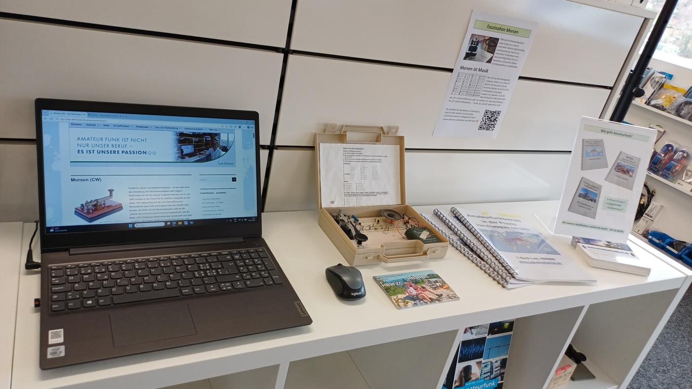 Carine und ich können auch morsen und geben euch gerne Tipps dazu - und natürlich auch die Morsetaste :-)